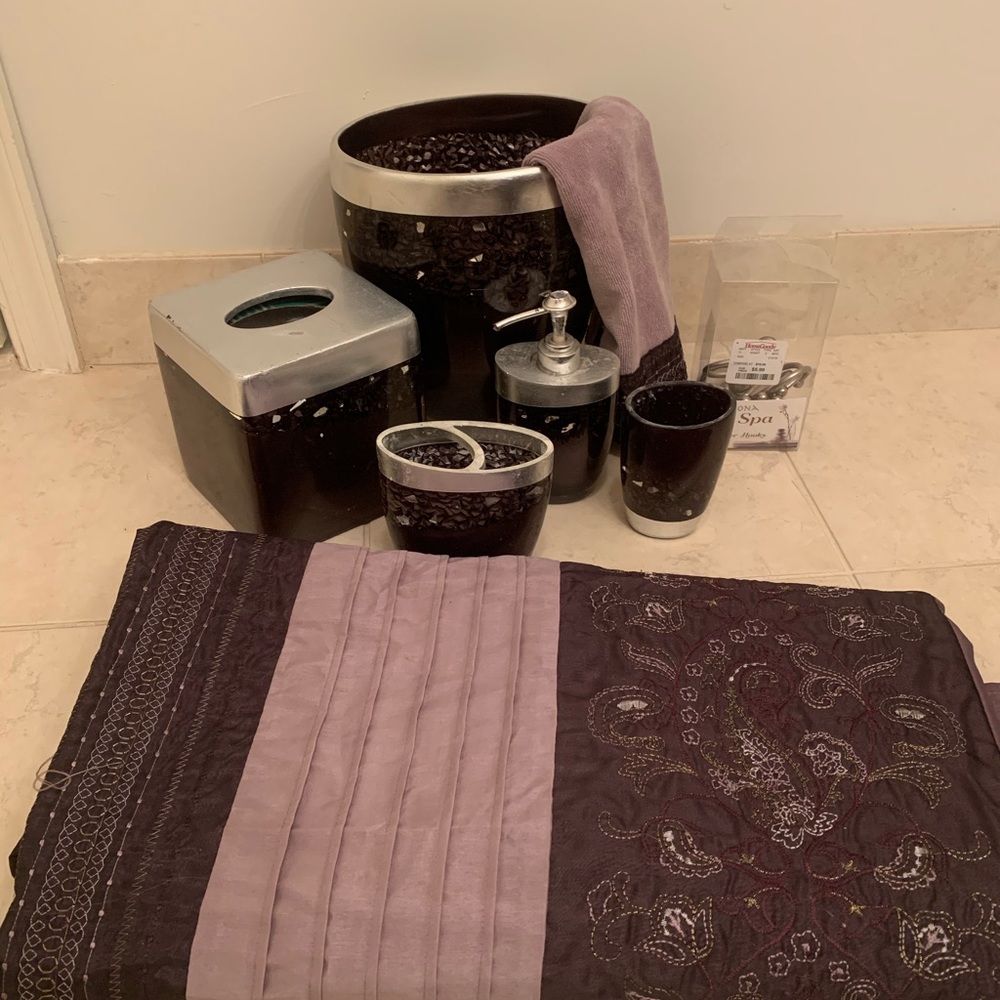 Bathroom set with accessories